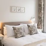 3 Castle Mews